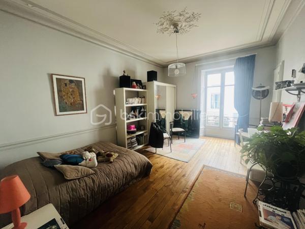 Venez découvrir cet appartement de caractère en plein centre ville de Rennes.
Avec une superficie généreuse de 166m2, cet espace de vie offre un cadre exceptionnel et unique.
Il se compose de 5 chambres spacieuses dont un bureau, une salle de bain avec douche à l'italienne, une cuisine entièrement équipée, ainsi que son splendide salon séjour.
Une hauteur sous plafond de 3,40m avec moulure, une magnifique cheminée qui fonctionne à merveille. Un beau parquet 19ème siècle en bois qui ajoute une touche de charme et d'authenticité à chaque pièce.

Situé dans un quartier prisé du centre vile, sur une rue peu passante à sens unique, vous bénéficiez de la proximité immédiate des transports (métro et bus), des commerces et des écoles.
Ne manquez pas cette opportunité rare d'acquérir un bien immobilier d'exception en plein centre ville.
2 caves en sous sol viennent compléter ce bien

Possibilité d'acquérir en supplément un garage (box fermé dans résidence sécurisée) à 3min à pied.

Certaines photos ont été modifiées pour se projeter