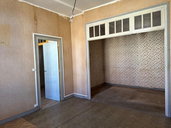 Appartement/Plateau à rénover 1er étage sur Rue