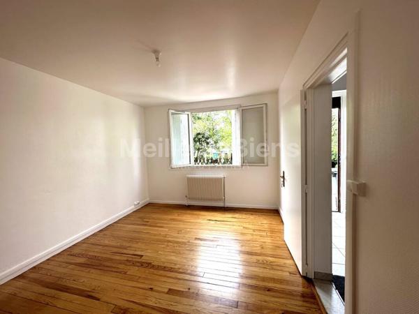 Maison de 3 Chambres Entièrement Rénovée avec Jardin, Grand Sous-Sol, Lumineux, et 5 places de Parking – A saisir !