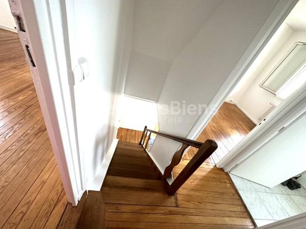 Maison de 3 Chambres Entièrement Rénovée avec Jardin, Grand Sous-Sol, Lumineux, et 5 places de Parking – A saisir !