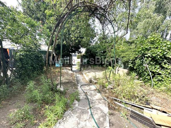 Maison de 3 Chambres Entièrement Rénovée avec Jardin, Grand Sous-Sol, Lumineux, et 5 places de Parking – A saisir !