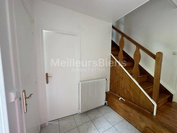 Maison de 3 Chambres Entièrement Rénovée avec Jardin, Grand Sous-Sol, Lumineux, et 5 places de Parking – A saisir !