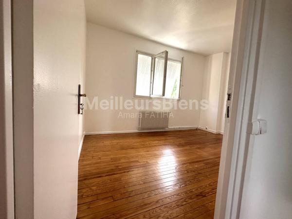 Maison de 3 Chambres Entièrement Rénovée avec Jardin, Grand Sous-Sol, Lumineux, et 5 places de Parking – A saisir !