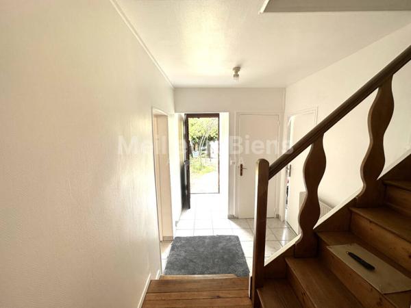 Maison de 3 Chambres Entièrement Rénovée avec Jardin, Grand Sous-Sol, Lumineux, et 5 places de Parking – A saisir !