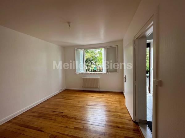 Maison de 3 Chambres Entièrement Rénovée avec Jardin, Grand Sous-Sol, Lumineux, et 5 places de Parking – A saisir !