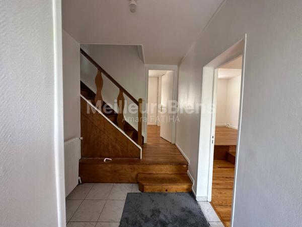 Maison de 3 Chambres Entièrement Rénovée avec Jardin, Grand Sous-Sol, Lumineux, et 5 places de Parking – A saisir !