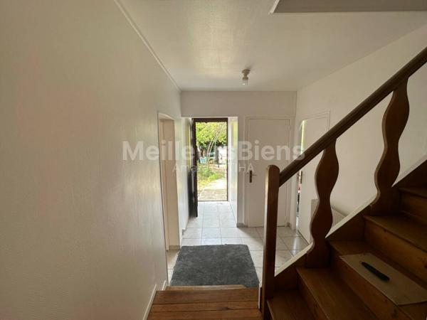 Maison de 3 Chambres Entièrement Rénovée avec Jardin, Grand Sous-Sol, Lumineux, et 5 places de Parking – A saisir !