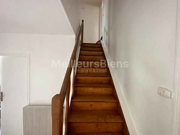 Maison de 3 Chambres Entièrement Rénovée avec Jardin, Grand Sous-Sol, Lumineux, et 5 places de Parking – A saisir !