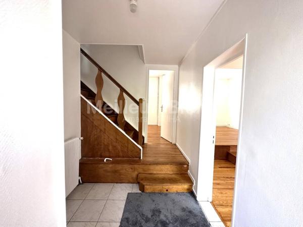 Maison de 3 Chambres Entièrement Rénovée avec Jardin, Grand Sous-Sol, Lumineux, et 5 places de Parking – A saisir !