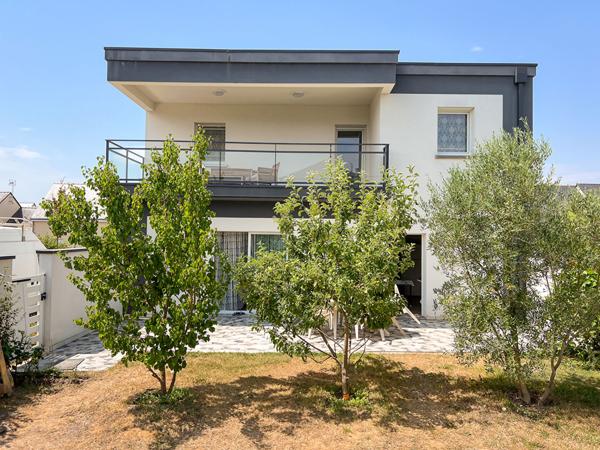 A VENDRE Maison contemporaine à Trélazé, 5 chambres dont une au rez-de-chaussée, garage jardin et dépendance