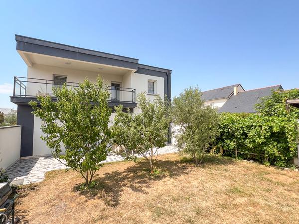 A VENDRE Maison contemporaine à Trélazé, 5 chambres dont une au rez-de-chaussée, garage jardin et dépendance