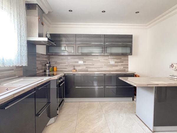 A VENDRE Maison contemporaine à Trélazé, 5 chambres dont une au rez-de-chaussée, garage jardin et dépendance
