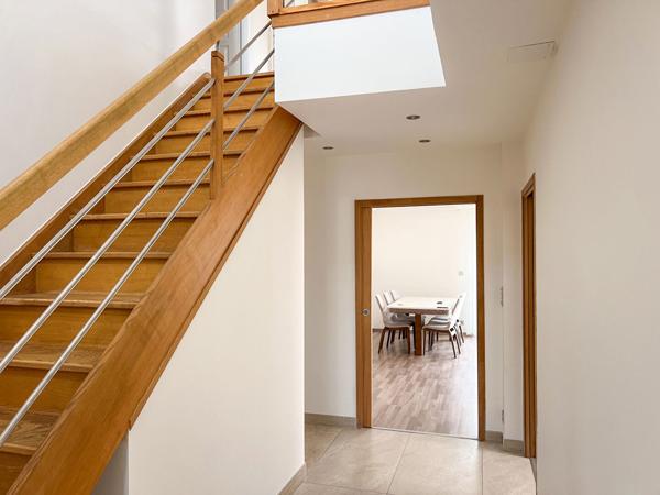 A VENDRE Maison contemporaine à Trélazé, 5 chambres dont une au rez-de-chaussée, garage jardin et dépendance