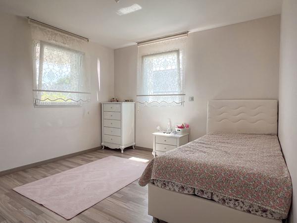 A VENDRE Maison contemporaine à Trélazé, 5 chambres dont une au rez-de-chaussée, garage jardin et dépendance