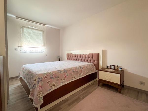 A VENDRE Maison contemporaine à Trélazé, 5 chambres dont une au rez-de-chaussée, garage jardin et dépendance