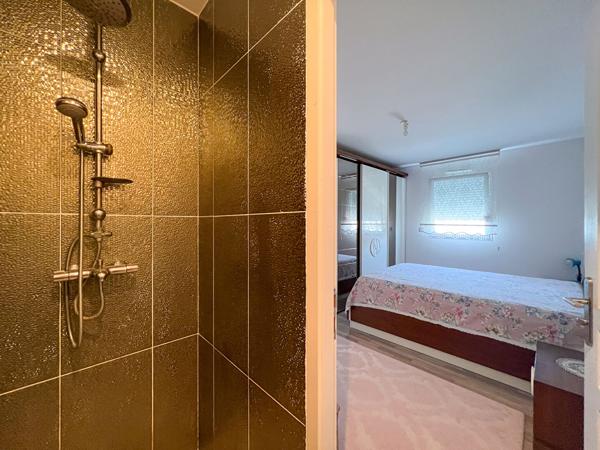 A VENDRE Maison contemporaine à Trélazé, 5 chambres dont une au rez-de-chaussée, garage jardin et dépendance