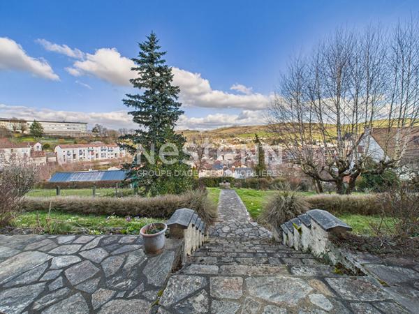 A vendre à Aurillac, aux Alouettes, Appartement de 5 pièces avec garage, cave et jardin.