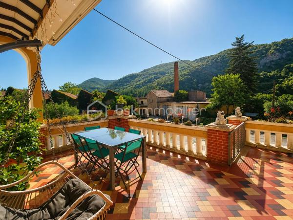 À SAINT-PONS-DE-THOMIÈRES, découvrez cette SUPERBE DEMEURE DE CARACTÈRE entièrement rénovée développant environ 313 m² HABITABLES. Alliant le CHARME DE L'ANCIEN, le CONFORT MODERNE et un véritable POTENTIEL ÉCONOMIQUE, cette propriété représente une opportunité rare pour reprendre une ACTIVITÉ DE CHAMBRES D'HÔTES CLÉS EN MAIN ou créer une magnifique résidence familiale.

Dès l'entrée, vous serez séduits par une SPLENDIDE PIÈCE DE VIE D'ENVIRON 70 m², baignée de lumière grâce à ses nombreuses ouvertures. Ses volumes généreux, ses courbes élégantes et son atmosphère chaleureuse en font un véritable lieu de réception. Elle comprend un ESPACE VIDÉO, une salle à manger avec BILLARD, une autre salle à manger avec INSERT ainsi qu'une cuisine entièrement équipée.

Le rez-de-chaussée accueille DEUX SUITES PRIVATIVES d'environ 16 m² et 24 m², chacune disposant de sa SALLE D'EAU ET WC PRIVATIFS. Une pièce supplémentaire d'environ 15 m², actuellement aménagée en ESPACE COMMUN POUR LES HÔTES, complète ce niveau.

À l'étage, vous découvrirez QUATRE AUTRES SUITES :

• Deux suites d'environ 18 m² avec salle d'eau et WC.
• Une SPACIEUSE SUITE FAMILIALE d'environ 40 m² avec chambre communicante.
• Une grande suite d'environ 19 m² bénéficiant d'un BALCON PRIVATIF.

Un CELLIER facilite le stockage du linge et du matériel nécessaire à l'activité.
Les combles accueillent UNE CHAMBRE SUPPLÉMENTAIRE et offrent encore un POTENTIEL D'AMÉNAGEMENT selon vos besoins.
En rez-de-jardin, la propriété dispose d'un VASTE GARAGE, de plusieurs CAVES ainsi que d'une BUANDERIE. L'espace est d'environ 200 M2

À l'extérieur, vous profiterez d'un agréable ESPACE BOULODROME, idéal pour partager des moments conviviaux avec les hôtes, un véritable atout pour développer l'activité touristique.

CÔTÉ TECHNIQUE
Chauffage assuré par une POMPE À CHALEUR, offrant un excellent confort au quotidien.
Production d'eau chaude sanitaire par CHAUDIÈRE AU FIOUL.
Menuiseries en DOUBLE VITRAGE.
Combles et plancher isolés, contribuant à de bonnes performances énergétiques.
Électricité conforme
Toiture révisée et en bon état.

L'activité actuelle est exploitée UNIQUEMENT LES WEEK-ENDS, générant déjà un CHIFFRE D'AFFAIRES D'ENVIRON 17 000 € PAR AN.
Le potentiel de développement est particulièrement intéressant :

✔ Exploitation actuelle (week-ends uniquement) : 17 000 €/AN, vous pouvez aller voir les commentaires sur booking. 
✔ Ouverture de mars à octobre (5 jours/semaine) : 45 000 € à 60 000 €/AN
✔ Exploitation professionnelle avec commercialisation active (Booking, Airbnb, site internet...) : 70 000 € À PLUS DE 90 000 €/AN selon le taux d'occupation et les prestations proposées.
Ce potentiel peut encore être renforcé grâce au développement de prestations complémentaires telles que TABLE D'HÔTES, soirées étapes, séjours thématiques ou partenariats touristiques.

Avec ses 6 SUITES, sa CHAMBRE SUPPLÉMENTAIRE, ses volumes remarquables, son activité immédiatement exploitable et son IMPORTANT POTENTIEL DE RENTABILITÉ, cette propriété conviendra aussi bien à un PORTEUR DE PROJET TOURISTIQUE, qu'à un INVESTISSEUR ou à une famille souhaitant concilier qualité de vie et activité professionnelle.
UNE OPPORTUNITÉ RARE SUR LE MARCHÉ !

📞 Contactez-nous dès aujourd'hui pour obtenir davantage de renseignements ou organiser une visite.