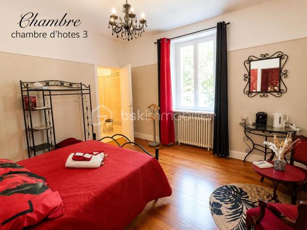À SAINT-PONS-DE-THOMIÈRES, découvrez cette SUPERBE DEMEURE DE CARACTÈRE entièrement rénovée développant environ 313 m² HABITABLES. Alliant le CHARME DE L'ANCIEN, le CONFORT MODERNE et un véritable POTENTIEL ÉCONOMIQUE, cette propriété représente une opportunité rare pour reprendre une ACTIVITÉ DE CHAMBRES D'HÔTES CLÉS EN MAIN ou créer une magnifique résidence familiale.

Dès l'entrée, vous serez séduits par une SPLENDIDE PIÈCE DE VIE D'ENVIRON 70 m², baignée de lumière grâce à ses nombreuses ouvertures. Ses volumes généreux, ses courbes élégantes et son atmosphère chaleureuse en font un véritable lieu de réception. Elle comprend un ESPACE VIDÉO, une salle à manger avec BILLARD, une autre salle à manger avec INSERT ainsi qu'une cuisine entièrement équipée.

Le rez-de-chaussée accueille DEUX SUITES PRIVATIVES d'environ 16 m² et 24 m², chacune disposant de sa SALLE D'EAU ET WC PRIVATIFS. Une pièce supplémentaire d'environ 15 m², actuellement aménagée en ESPACE COMMUN POUR LES HÔTES, complète ce niveau.

À l'étage, vous découvrirez QUATRE AUTRES SUITES :

• Deux suites d'environ 18 m² avec salle d'eau et WC.
• Une SPACIEUSE SUITE FAMILIALE d'environ 40 m² avec chambre communicante.
• Une grande suite d'environ 19 m² bénéficiant d'un BALCON PRIVATIF.

Un CELLIER facilite le stockage du linge et du matériel nécessaire à l'activité.
Les combles accueillent UNE CHAMBRE SUPPLÉMENTAIRE et offrent encore un POTENTIEL D'AMÉNAGEMENT selon vos besoins.
En rez-de-jardin, la propriété dispose d'un VASTE GARAGE, de plusieurs CAVES ainsi que d'une BUANDERIE. L'espace est d'environ 200 M2

À l'extérieur, vous profiterez d'un agréable ESPACE BOULODROME, idéal pour partager des moments conviviaux avec les hôtes, un véritable atout pour développer l'activité touristique.

CÔTÉ TECHNIQUE
Chauffage assuré par une POMPE À CHALEUR, offrant un excellent confort au quotidien.
Production d'eau chaude sanitaire par CHAUDIÈRE AU FIOUL.
Menuiseries en DOUBLE VITRAGE.
Combles et plancher isolés, contribuant à de bonnes performances énergétiques.
Électricité conforme
Toiture révisée et en bon état.

L'activité actuelle est exploitée UNIQUEMENT LES WEEK-ENDS, générant déjà un CHIFFRE D'AFFAIRES D'ENVIRON 17 000 € PAR AN.
Le potentiel de développement est particulièrement intéressant :

✔ Exploitation actuelle (week-ends uniquement) : 17 000 €/AN, vous pouvez aller voir les commentaires sur booking. 
✔ Ouverture de mars à octobre (5 jours/semaine) : 45 000 € à 60 000 €/AN
✔ Exploitation professionnelle avec commercialisation active (Booking, Airbnb, site internet...) : 70 000 € À PLUS DE 90 000 €/AN selon le taux d'occupation et les prestations proposées.
Ce potentiel peut encore être renforcé grâce au développement de prestations complémentaires telles que TABLE D'HÔTES, soirées étapes, séjours thématiques ou partenariats touristiques.

Avec ses 6 SUITES, sa CHAMBRE SUPPLÉMENTAIRE, ses volumes remarquables, son activité immédiatement exploitable et son IMPORTANT POTENTIEL DE RENTABILITÉ, cette propriété conviendra aussi bien à un PORTEUR DE PROJET TOURISTIQUE, qu'à un INVESTISSEUR ou à une famille souhaitant concilier qualité de vie et activité professionnelle.
UNE OPPORTUNITÉ RARE SUR LE MARCHÉ !

📞 Contactez-nous dès aujourd'hui pour obtenir davantage de renseignements ou organiser une visite.