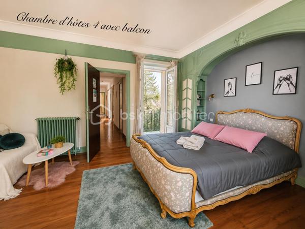 À SAINT-PONS-DE-THOMIÈRES, découvrez cette SUPERBE DEMEURE DE CARACTÈRE entièrement rénovée développant environ 313 m² HABITABLES. Alliant le CHARME DE L'ANCIEN, le CONFORT MODERNE et un véritable POTENTIEL ÉCONOMIQUE, cette propriété représente une opportunité rare pour reprendre une ACTIVITÉ DE CHAMBRES D'HÔTES CLÉS EN MAIN ou créer une magnifique résidence familiale.

Dès l'entrée, vous serez séduits par une SPLENDIDE PIÈCE DE VIE D'ENVIRON 70 m², baignée de lumière grâce à ses nombreuses ouvertures. Ses volumes généreux, ses courbes élégantes et son atmosphère chaleureuse en font un véritable lieu de réception. Elle comprend un ESPACE VIDÉO, une salle à manger avec BILLARD, une autre salle à manger avec INSERT ainsi qu'une cuisine entièrement équipée.

Le rez-de-chaussée accueille DEUX SUITES PRIVATIVES d'environ 16 m² et 24 m², chacune disposant de sa SALLE D'EAU ET WC PRIVATIFS. Une pièce supplémentaire d'environ 15 m², actuellement aménagée en ESPACE COMMUN POUR LES HÔTES, complète ce niveau.

À l'étage, vous découvrirez QUATRE AUTRES SUITES :

• Deux suites d'environ 18 m² avec salle d'eau et WC.
• Une SPACIEUSE SUITE FAMILIALE d'environ 40 m² avec chambre communicante.
• Une grande suite d'environ 19 m² bénéficiant d'un BALCON PRIVATIF.

Un CELLIER facilite le stockage du linge et du matériel nécessaire à l'activité.
Les combles accueillent UNE CHAMBRE SUPPLÉMENTAIRE et offrent encore un POTENTIEL D'AMÉNAGEMENT selon vos besoins.
En rez-de-jardin, la propriété dispose d'un VASTE GARAGE, de plusieurs CAVES ainsi que d'une BUANDERIE. L'espace est d'environ 200 M2

À l'extérieur, vous profiterez d'un agréable ESPACE BOULODROME, idéal pour partager des moments conviviaux avec les hôtes, un véritable atout pour développer l'activité touristique.

CÔTÉ TECHNIQUE
Chauffage assuré par une POMPE À CHALEUR, offrant un excellent confort au quotidien.
Production d'eau chaude sanitaire par CHAUDIÈRE AU FIOUL.
Menuiseries en DOUBLE VITRAGE.
Combles et plancher isolés, contribuant à de bonnes performances énergétiques.
Électricité conforme
Toiture révisée et en bon état.

L'activité actuelle est exploitée UNIQUEMENT LES WEEK-ENDS, générant déjà un CHIFFRE D'AFFAIRES D'ENVIRON 17 000 € PAR AN.
Le potentiel de développement est particulièrement intéressant :

✔ Exploitation actuelle (week-ends uniquement) : 17 000 €/AN, vous pouvez aller voir les commentaires sur booking. 
✔ Ouverture de mars à octobre (5 jours/semaine) : 45 000 € à 60 000 €/AN
✔ Exploitation professionnelle avec commercialisation active (Booking, Airbnb, site internet...) : 70 000 € À PLUS DE 90 000 €/AN selon le taux d'occupation et les prestations proposées.
Ce potentiel peut encore être renforcé grâce au développement de prestations complémentaires telles que TABLE D'HÔTES, soirées étapes, séjours thématiques ou partenariats touristiques.

Avec ses 6 SUITES, sa CHAMBRE SUPPLÉMENTAIRE, ses volumes remarquables, son activité immédiatement exploitable et son IMPORTANT POTENTIEL DE RENTABILITÉ, cette propriété conviendra aussi bien à un PORTEUR DE PROJET TOURISTIQUE, qu'à un INVESTISSEUR ou à une famille souhaitant concilier qualité de vie et activité professionnelle.
UNE OPPORTUNITÉ RARE SUR LE MARCHÉ !

📞 Contactez-nous dès aujourd'hui pour obtenir davantage de renseignements ou organiser une visite.