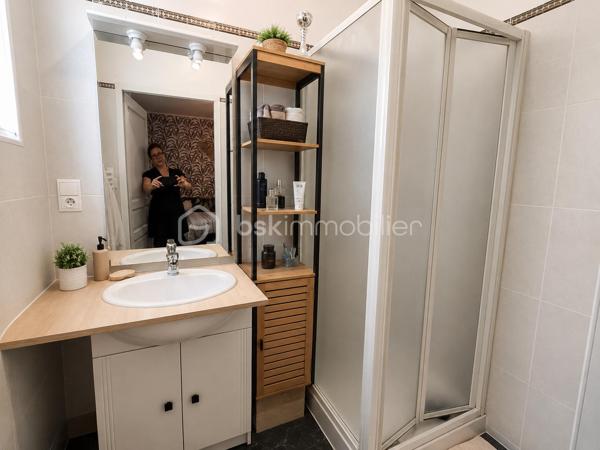 À SAINT-PONS-DE-THOMIÈRES, découvrez cette SUPERBE DEMEURE DE CARACTÈRE entièrement rénovée développant environ 313 m² HABITABLES. Alliant le CHARME DE L'ANCIEN, le CONFORT MODERNE et un véritable POTENTIEL ÉCONOMIQUE, cette propriété représente une opportunité rare pour reprendre une ACTIVITÉ DE CHAMBRES D'HÔTES CLÉS EN MAIN ou créer une magnifique résidence familiale.

Dès l'entrée, vous serez séduits par une SPLENDIDE PIÈCE DE VIE D'ENVIRON 70 m², baignée de lumière grâce à ses nombreuses ouvertures. Ses volumes généreux, ses courbes élégantes et son atmosphère chaleureuse en font un véritable lieu de réception. Elle comprend un ESPACE VIDÉO, une salle à manger avec BILLARD, une autre salle à manger avec INSERT ainsi qu'une cuisine entièrement équipée.

Le rez-de-chaussée accueille DEUX SUITES PRIVATIVES d'environ 16 m² et 24 m², chacune disposant de sa SALLE D'EAU ET WC PRIVATIFS. Une pièce supplémentaire d'environ 15 m², actuellement aménagée en ESPACE COMMUN POUR LES HÔTES, complète ce niveau.

À l'étage, vous découvrirez QUATRE AUTRES SUITES :

• Deux suites d'environ 18 m² avec salle d'eau et WC.
• Une SPACIEUSE SUITE FAMILIALE d'environ 40 m² avec chambre communicante.
• Une grande suite d'environ 19 m² bénéficiant d'un BALCON PRIVATIF.

Un CELLIER facilite le stockage du linge et du matériel nécessaire à l'activité.
Les combles accueillent UNE CHAMBRE SUPPLÉMENTAIRE et offrent encore un POTENTIEL D'AMÉNAGEMENT selon vos besoins.
En rez-de-jardin, la propriété dispose d'un VASTE GARAGE, de plusieurs CAVES ainsi que d'une BUANDERIE. L'espace est d'environ 200 M2

À l'extérieur, vous profiterez d'un agréable ESPACE BOULODROME, idéal pour partager des moments conviviaux avec les hôtes, un véritable atout pour développer l'activité touristique.

CÔTÉ TECHNIQUE
Chauffage assuré par une POMPE À CHALEUR, offrant un excellent confort au quotidien.
Production d'eau chaude sanitaire par CHAUDIÈRE AU FIOUL.
Menuiseries en DOUBLE VITRAGE.
Combles et plancher isolés, contribuant à de bonnes performances énergétiques.
Électricité conforme
Toiture révisée et en bon état.

L'activité actuelle est exploitée UNIQUEMENT LES WEEK-ENDS, générant déjà un CHIFFRE D'AFFAIRES D'ENVIRON 17 000 € PAR AN.
Le potentiel de développement est particulièrement intéressant :

✔ Exploitation actuelle (week-ends uniquement) : 17 000 €/AN, vous pouvez aller voir les commentaires sur booking. 
✔ Ouverture de mars à octobre (5 jours/semaine) : 45 000 € à 60 000 €/AN
✔ Exploitation professionnelle avec commercialisation active (Booking, Airbnb, site internet...) : 70 000 € À PLUS DE 90 000 €/AN selon le taux d'occupation et les prestations proposées.
Ce potentiel peut encore être renforcé grâce au développement de prestations complémentaires telles que TABLE D'HÔTES, soirées étapes, séjours thématiques ou partenariats touristiques.

Avec ses 6 SUITES, sa CHAMBRE SUPPLÉMENTAIRE, ses volumes remarquables, son activité immédiatement exploitable et son IMPORTANT POTENTIEL DE RENTABILITÉ, cette propriété conviendra aussi bien à un PORTEUR DE PROJET TOURISTIQUE, qu'à un INVESTISSEUR ou à une famille souhaitant concilier qualité de vie et activité professionnelle.
UNE OPPORTUNITÉ RARE SUR LE MARCHÉ !

📞 Contactez-nous dès aujourd'hui pour obtenir davantage de renseignements ou organiser une visite.