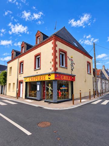 RENAZÉ – IMMEUBLE 221 m² AU CŒUR DE LA VILLE – LOCAL COMMERCIAL, HABITATION ET GARAGE