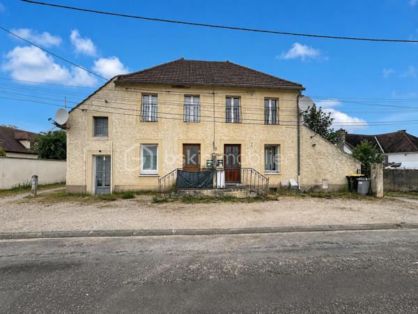 EXCLUSIVITÉ BSK IMMOBILIER – IMMEUBLE DE RAPPORT PROCHE DE TOUTES LES COMMODITÉS

Investisseurs, découvrez en exclusivité cet immeuble de rapport idéalement situé à proximité immédiate des commerces, écoles, transports et services.

L'ensemble immobilier se compose de trois appartements :

Au rez-de-chaussée :

Appartement T2 d'environ 35 m2 actuellement loué 450 € (bail précaire)hors charges, comprenant :
Une pièce de vie avec kitchenette,
Une chambre,
Une salle d'eau avec WC. Une cave. Chauffage individuel électrique

Appartement T3 d'environ 65m2 actuellement loué 450€ hors charges, comprenant :
Une pièce de vie avec cuisine,
Deux chambres,
Une salle d'eau avec espace buanderie,
Un cellier. Une cave Chauffage individuel électrique

Au 1er étage :

Appartement T3 d'environ 77 m², actuellement loué 495 € (bail précaire) hors charges, bénéficiant d'une entrée indépendante et comprenant :
Une terrasse,
Une cour privative,
Une cuisine aménagée,
Un salon-séjour,
Deux chambres,
Un bureau,
Une salle de bains,
Un cellier. Chauffage individuel Gaz

Les atouts de cet immeuble :

Fenêtres PVC double vitrage,
Compteurs d'eau individuels,
Compteurs électriques individuels,
Chauffage électrique pour les appartements du rez-de-chaussée,
Chaudière gaz pour l'appartement de l'étage,
Situation recherchée, proche de toutes les commodités.
Taxe foncière: 813€

Un bien offrant un excellent potentiel locatif avec des équipements permettant une gestion simplifiée des consommations.

Pour plus d'informations ou organiser une visite, contactez-moi sans tarder.