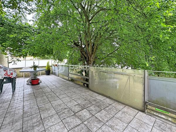 EXCLUSIVITÉ BSK IMMOBILIER – IMMEUBLE DE RAPPORT PROCHE DE TOUTES LES COMMODITÉS

Investisseurs, découvrez en exclusivité cet immeuble de rapport idéalement situé à proximité immédiate des commerces, écoles, transports et services.

L'ensemble immobilier se compose de trois appartements :

Au rez-de-chaussée :

Appartement T2 d'environ 35 m2 actuellement loué 450 € (bail précaire)hors charges, comprenant :
Une pièce de vie avec kitchenette,
Une chambre,
Une salle d'eau avec WC. Une cave. Chauffage individuel électrique

Appartement T3 d'environ 65m2 actuellement loué 450€ hors charges, comprenant :
Une pièce de vie avec cuisine,
Deux chambres,
Une salle d'eau avec espace buanderie,
Un cellier. Une cave Chauffage individuel électrique

Au 1er étage :

Appartement T3 d'environ 77 m², actuellement loué 495 € (bail précaire) hors charges, bénéficiant d'une entrée indépendante et comprenant :
Une terrasse,
Une cour privative,
Une cuisine aménagée,
Un salon-séjour,
Deux chambres,
Un bureau,
Une salle de bains,
Un cellier. Chauffage individuel Gaz

Les atouts de cet immeuble :

Fenêtres PVC double vitrage,
Compteurs d'eau individuels,
Compteurs électriques individuels,
Chauffage électrique pour les appartements du rez-de-chaussée,
Chaudière gaz pour l'appartement de l'étage,
Situation recherchée, proche de toutes les commodités.
Taxe foncière: 813€

Un bien offrant un excellent potentiel locatif avec des équipements permettant une gestion simplifiée des consommations.

Pour plus d'informations ou organiser une visite, contactez-moi sans tarder.