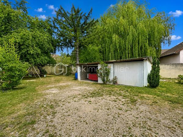 EXCLUSIVITÉ BSK IMMOBILIER – IMMEUBLE DE RAPPORT PROCHE DE TOUTES LES COMMODITÉS

Investisseurs, découvrez en exclusivité cet immeuble de rapport idéalement situé à proximité immédiate des commerces, écoles, transports et services.

L'ensemble immobilier se compose de trois appartements :

Au rez-de-chaussée :

Appartement T2 d'environ 35 m2 actuellement loué 450 € (bail précaire)hors charges, comprenant :
Une pièce de vie avec kitchenette,
Une chambre,
Une salle d'eau avec WC. Une cave. Chauffage individuel électrique

Appartement T3 d'environ 65m2 actuellement loué 450€ hors charges, comprenant :
Une pièce de vie avec cuisine,
Deux chambres,
Une salle d'eau avec espace buanderie,
Un cellier. Une cave Chauffage individuel électrique

Au 1er étage :

Appartement T3 d'environ 77 m², actuellement loué 495 € (bail précaire) hors charges, bénéficiant d'une entrée indépendante et comprenant :
Une terrasse,
Une cour privative,
Une cuisine aménagée,
Un salon-séjour,
Deux chambres,
Un bureau,
Une salle de bains,
Un cellier. Chauffage individuel Gaz

Les atouts de cet immeuble :

Fenêtres PVC double vitrage,
Compteurs d'eau individuels,
Compteurs électriques individuels,
Chauffage électrique pour les appartements du rez-de-chaussée,
Chaudière gaz pour l'appartement de l'étage,
Situation recherchée, proche de toutes les commodités.
Taxe foncière: 813€

Un bien offrant un excellent potentiel locatif avec des équipements permettant une gestion simplifiée des consommations.

Pour plus d'informations ou organiser une visite, contactez-moi sans tarder.