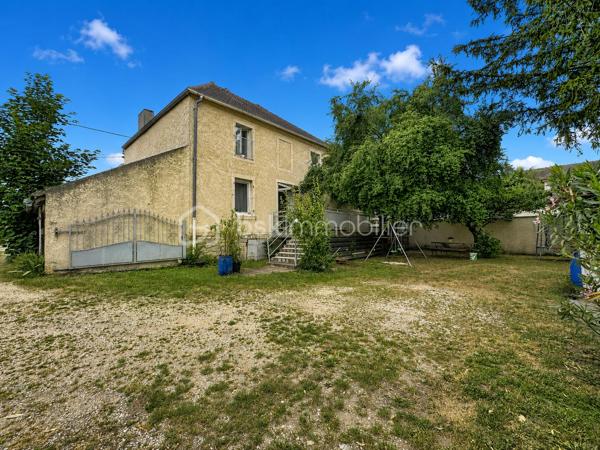 EXCLUSIVITÉ BSK IMMOBILIER – IMMEUBLE DE RAPPORT PROCHE DE TOUTES LES COMMODITÉS

Investisseurs, découvrez en exclusivité cet immeuble de rapport idéalement situé à proximité immédiate des commerces, écoles, transports et services.

L'ensemble immobilier se compose de trois appartements :

Au rez-de-chaussée :

Appartement T2 d'environ 35 m2 actuellement loué 450 € (bail précaire)hors charges, comprenant :
Une pièce de vie avec kitchenette,
Une chambre,
Une salle d'eau avec WC. Une cave. Chauffage individuel électrique

Appartement T3 d'environ 65m2 actuellement loué 450€ hors charges, comprenant :
Une pièce de vie avec cuisine,
Deux chambres,
Une salle d'eau avec espace buanderie,
Un cellier. Une cave Chauffage individuel électrique

Au 1er étage :

Appartement T3 d'environ 77 m², actuellement loué 495 € (bail précaire) hors charges, bénéficiant d'une entrée indépendante et comprenant :
Une terrasse,
Une cour privative,
Une cuisine aménagée,
Un salon-séjour,
Deux chambres,
Un bureau,
Une salle de bains,
Un cellier. Chauffage individuel Gaz

Les atouts de cet immeuble :

Fenêtres PVC double vitrage,
Compteurs d'eau individuels,
Compteurs électriques individuels,
Chauffage électrique pour les appartements du rez-de-chaussée,
Chaudière gaz pour l'appartement de l'étage,
Situation recherchée, proche de toutes les commodités.
Taxe foncière: 813€

Un bien offrant un excellent potentiel locatif avec des équipements permettant une gestion simplifiée des consommations.

Pour plus d'informations ou organiser une visite, contactez-moi sans tarder.