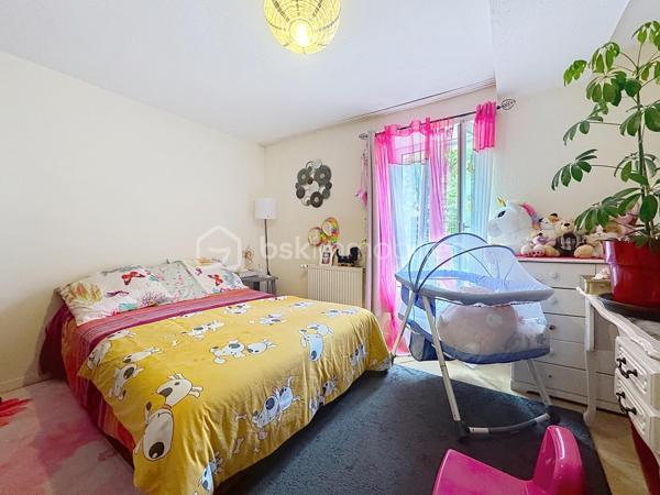EXCLUSIVITÉ BSK IMMOBILIER – IMMEUBLE DE RAPPORT PROCHE DE TOUTES LES COMMODITÉS

Investisseurs, découvrez en exclusivité cet immeuble de rapport idéalement situé à proximité immédiate des commerces, écoles, transports et services.

L'ensemble immobilier se compose de trois appartements :

Au rez-de-chaussée :

Appartement T2 d'environ 35 m2 actuellement loué 450 € (bail précaire)hors charges, comprenant :
Une pièce de vie avec kitchenette,
Une chambre,
Une salle d'eau avec WC. Une cave. Chauffage individuel électrique

Appartement T3 d'environ 65m2 actuellement loué 450€ hors charges, comprenant :
Une pièce de vie avec cuisine,
Deux chambres,
Une salle d'eau avec espace buanderie,
Un cellier. Une cave Chauffage individuel électrique

Au 1er étage :

Appartement T3 d'environ 77 m², actuellement loué 495 € (bail précaire) hors charges, bénéficiant d'une entrée indépendante et comprenant :
Une terrasse,
Une cour privative,
Une cuisine aménagée,
Un salon-séjour,
Deux chambres,
Un bureau,
Une salle de bains,
Un cellier. Chauffage individuel Gaz

Les atouts de cet immeuble :

Fenêtres PVC double vitrage,
Compteurs d'eau individuels,
Compteurs électriques individuels,
Chauffage électrique pour les appartements du rez-de-chaussée,
Chaudière gaz pour l'appartement de l'étage,
Situation recherchée, proche de toutes les commodités.
Taxe foncière: 813€

Un bien offrant un excellent potentiel locatif avec des équipements permettant une gestion simplifiée des consommations.

Pour plus d'informations ou organiser une visite, contactez-moi sans tarder.