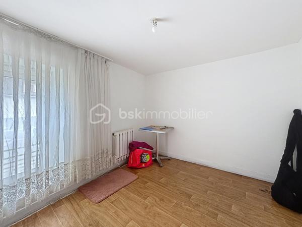 EXCLUSIVITÉ BSK IMMOBILIER – IMMEUBLE DE RAPPORT PROCHE DE TOUTES LES COMMODITÉS

Investisseurs, découvrez en exclusivité cet immeuble de rapport idéalement situé à proximité immédiate des commerces, écoles, transports et services.

L'ensemble immobilier se compose de trois appartements :

Au rez-de-chaussée :

Appartement T2 d'environ 35 m2 actuellement loué 450 € (bail précaire)hors charges, comprenant :
Une pièce de vie avec kitchenette,
Une chambre,
Une salle d'eau avec WC. Une cave. Chauffage individuel électrique

Appartement T3 d'environ 65m2 actuellement loué 450€ hors charges, comprenant :
Une pièce de vie avec cuisine,
Deux chambres,
Une salle d'eau avec espace buanderie,
Un cellier. Une cave Chauffage individuel électrique

Au 1er étage :

Appartement T3 d'environ 77 m², actuellement loué 495 € (bail précaire) hors charges, bénéficiant d'une entrée indépendante et comprenant :
Une terrasse,
Une cour privative,
Une cuisine aménagée,
Un salon-séjour,
Deux chambres,
Un bureau,
Une salle de bains,
Un cellier. Chauffage individuel Gaz

Les atouts de cet immeuble :

Fenêtres PVC double vitrage,
Compteurs d'eau individuels,
Compteurs électriques individuels,
Chauffage électrique pour les appartements du rez-de-chaussée,
Chaudière gaz pour l'appartement de l'étage,
Situation recherchée, proche de toutes les commodités.
Taxe foncière: 813€

Un bien offrant un excellent potentiel locatif avec des équipements permettant une gestion simplifiée des consommations.

Pour plus d'informations ou organiser une visite, contactez-moi sans tarder.