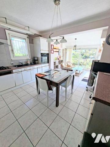DOELAN- VUE SUR LE PORT - Maison d'habitation avec jolie vue Mer et Port composée d'un espace c...