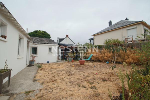 MAISON DONGES CENTRE VILLE ENVIRON 90 M2, 2 CHAMBRES,  SEJOUR 35 M², JARDIN ET GRAND GARAGE  + DEPENDANCES