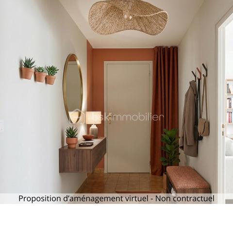 Secteur pavillonnaire • Bus au pied de la maison • Gares accessibles • Proche commerces et écoles

À Chanteloup-les-Vignes, dans un environnement pavillonnaire calme et résidentiel, découvrez cette maison individuelle de plain-pied construite en 1988 par ses propriétaires actuels. Un arrêt de bus situé juste devant la maison permet de rejoindre rapidement Poissy, Carrières-sous-Poissy ainsi que les gares environnantes. 
Une maison de plein pied de 86 m², entretenue avec soin au fil des années, pensée pour une vie de famille, où les enfants ont grandi dans un cadre verdoyant et chaleureux. 
Implantée au centre d’un terrain d’environ 500 m², elle bénéficie d’un jardin périphérique permettant de circuler tout autour de la maison et offrant de nombreuses possibilités d’aménagement extérieur : espace détente, potager, terrasse... 

Dès l’entrée, la maison séduit par sa belle luminosité traversante et sa circulation fluide. 
L’espace de vie s’organise autour d’un séjour salle à manger traversante,  lumineux, spacieux, ouvert sur le jardin tandis qu’un dégagement dessert les trois chambres de la partie nuit. 
La cuisine indépendante aménagée est un véritable espace à réinventer et à repenser selon les envies des futurs acquéreurs. La configuration actuelle de la cuisine laisse entrevoir de belles possibilités d’aménagement : ouverture partielle ou totale sur le séjour, création d’un espace cuisine américaine avec îlot central ou création d’une élégante verrière atelier pour créer un espace de vie moderne et familial. Conservée dans son état d’origine, la salle de bain laisse libre cours à un futur projet de rénovation et d’aménagement sur mesure pour créer un espace plus contemporain et personnalisé.

La maison de 5 pièces se compose d’une habitation de plain-pied sur 86 m²comprenant : 
- Un séjour salle à manger traversant lumineux avec accès de plein pied sur le jardin
- Une cuisine indépendante pouvant être ouverte sur la pièce de vie pour plus de convivialité 
- Trois grandes chambres avec création d'une 4ème chambre/bureau possible
- Une salle de bain avec fenêtre 
- Un WC indépendant
- Un sous-sol total accessible par l'étage comprenant 1 partie garage fermé permettant de stationner 2 voitures, 1 partie buanderie, local technique et stockage
- Combles isolés, non aménagé et non accessibles en l'état.

Une maison saine, habitable immédiatement, offrant un fort potentiel de modernisation intérieure !

✨ UN VRAI POTENTIEL D’ÉVOLUTION ET D'OPTIMISATION DE L'ESPACE
Un sous-sol total accessible par l'intérieur d’environ 90 m² est un réelle surface à exploiter. Idéal pour aménager une salle de jeux, un home cinéma, un atelier de couture, un bureau, une salle de sport ou stockage et même une chambre d’amis avec création d'une salle d'eau privative !!!  (surface annexe non comptée dans la surface habitable).
Les combles isolés et actuellement non exploités et non accessibles viennent compléter le bien et offrent un potentiel d’aménagement complémentaire.
Ils pourront faire l’objet d’un futur projet d’aménagement sous réserve d’étude de faisabilité étudiée par un professionnel.  

Une maison pleine de potentiel, idéale pour une famille souhaitant créer un lieu de vie à son image dans un environnement résidentiel recherché. 
Travaux de rénovation à prévoir pour la cuisine et la salle de bains.

🌿 UN CADRE DE VIE ÉQUILIBRÉ ENTRE NATURE ET ACCESSIBILITÉ 

Située dans les Yvelines, à proximité de Poissy et de la vallée de la Seine, Chanteloup-les-Vignes attire de plus en plus d’acquéreurs recherchant un meilleur équilibre entre accessibilité, espace et qualité de vie. 
La maison bénéficie d’un emplacement pratique : 
✔ Centre-ville à environ 700 m, 10 min à pied
✔ Commerces accessibles à pied 
✔ Écoles maternelle et collège à proximité 
✔ Bus au pied de la maison 
✔ Gare de Chanteloup-les-Vignes à 14 min à pied 
✔ Gare d’Andrésy accessible à pied 
✔ Ligne J vers Paris Saint Lazare 
✔ Les amoureux de nature apprécieront également la proximité de la forêt de l’Hautil et des promenades des bords de Seine. 

TRAVAUX D'ENTRETIEN ET ÉQUIPEMENTS RÉALISÉS: 

✔ Remplacement du tableau électrique + mise à la terre (2023-2024) 
✔ Fenêtre cadre bois et double vitrage
✔ Remplacement de tous les volets battants aluminium (2025) 
✔ Porte de garage motorisée enroulable (2019) 
✔ Portail du garage motorisé (2022) 
✔ Toiture entretenue régulièrement (démoussage) 
✔ Fibre optique installée 
✔ Assainissement conforme 
✔ Chaudière gaz à condensation  (installation 2020) sous contrat d’entretien annuel 
✔ Ballon d’eau chaude 100 L 
✔ Adoucisseur d’eau COGEM sous contrat d’entretien annuel 
✔ Jardin entretenu régulièrement par un jardinier de mars à octobre 
✔ Peinture ravalement faite
✔Travaux récents 2026:  Remplacement de toutes les portes intérieures. Pose d'un parquet dans les trois chambres. Réfection des peintures murales (rez-de-chaussée, cage d'escalier et sous-sol). Ragréage des sols garage/buanderie.
✔ Assainissement conforme

“Des projections d’aménagement virtuelles ont été réalisées afin d’aider les acquéreurs à se projeter dans le potentiel du bien.” 

📞 Je vous accompagne dans votre projet – Contactez moi pour une visite sans tarder et découvrir tout le potentiel de cette maison. !

CONSTRUISONS ENSEMBLE VOTRE FUTUR INTERIEUR !
« Transformer les doutes en défis, les idées en projets, les lieux en émotions. »