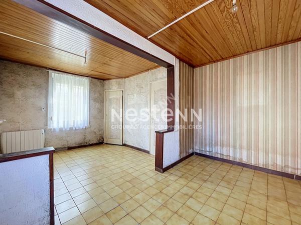 Maison semi-individuelle 2 chambres avec cour et beau potentiel