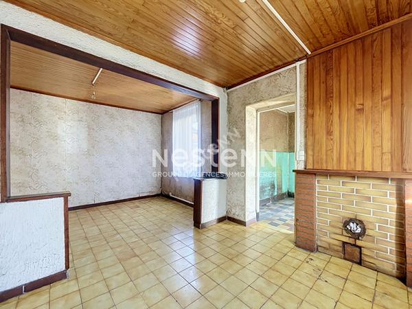 Maison semi-individuelle 2 chambres avec cour et beau potentiel