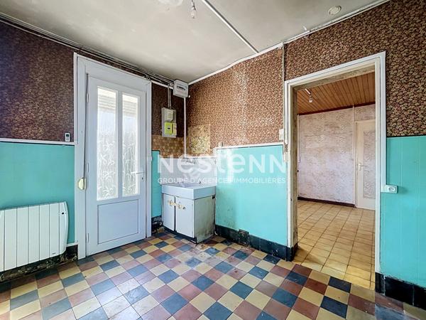 Maison semi-individuelle 2 chambres avec cour et beau potentiel