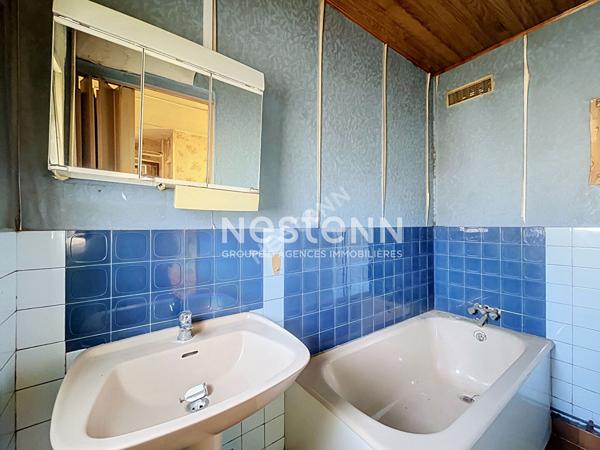 Maison semi-individuelle 2 chambres avec cour et beau potentiel
