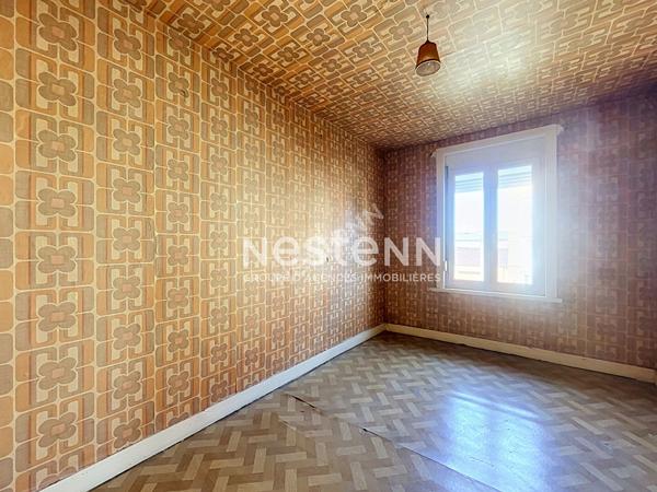 Maison semi-individuelle 2 chambres avec cour et beau potentiel