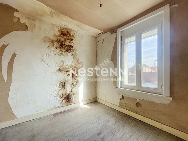 Maison semi-individuelle 2 chambres avec cour et beau potentiel