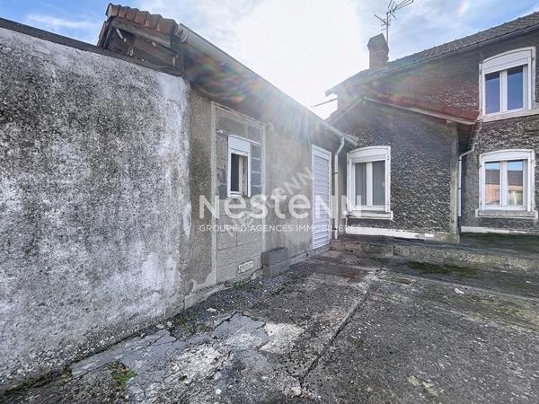 Maison semi-individuelle 2 chambres avec cour et beau potentiel
