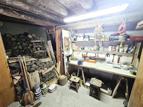 Maison en pierre de 3 chambres avec parking & atelier
