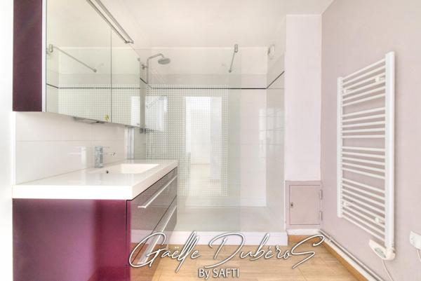 Bel appartement avec parking privé ***Pré visite 3D disponible sur demande***