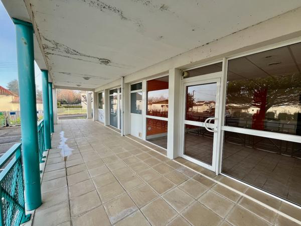 VILLENEUVE SUR LOT, quartier d'Eysses, local professionnel ou commercial de 64,20 m2 à louer. Au rez-de-chaussée d'une co-propriété avec parking devant le local, et accès possible pour personnes à mobilité réduite (parking + porte large). WC standard. Cha , Villeneuve sur lot