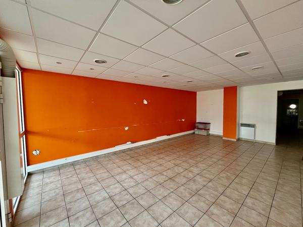 VILLENEUVE SUR LOT, quartier d'Eysses, local professionnel ou commercial de 64,20 m2 à louer. Au rez-de-chaussée d'une co-propriété avec parking devant le local, et accès possible pour personnes à mobilité réduite (parking + porte large). WC standard. Cha , Villeneuve sur lot