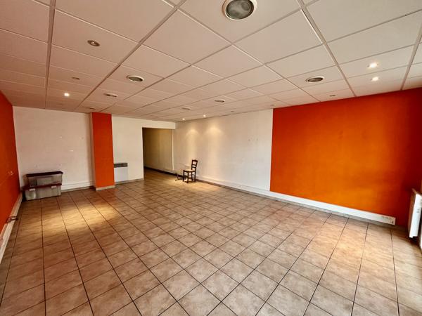 VILLENEUVE SUR LOT, quartier d'Eysses, local professionnel ou commercial de 64,20 m2 à louer. Au rez-de-chaussée d'une co-propriété avec parking devant le local, et accès possible pour personnes à mobilité réduite (parking + porte large). WC standard. Cha , Villeneuve sur lot