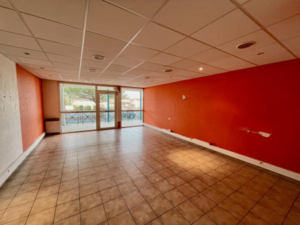 VILLENEUVE SUR LOT, quartier d'Eysses, local professionnel ou commercial de 64,20 m2 à louer. Au rez-de-chaussée d'une co-propriété avec parking devant le local, et accès possible pour personnes à mobilité réduite (parking + porte large). WC standard. Cha , Villeneuve sur lot