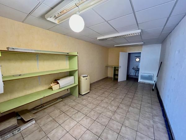 VILLENEUVE SUR LOT, quartier d'Eysses, local professionnel ou commercial de 64,20 m2 à louer. Au rez-de-chaussée d'une co-propriété avec parking devant le local, et accès possible pour personnes à mobilité réduite (parking + porte large). WC standard. Cha , Villeneuve sur lot