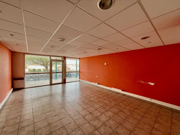 VILLENEUVE SUR LOT, quartier d'Eysses, local professionnel ou commercial de 64,20 m2 à louer. Au rez-de-chaussée d'une co-propriété avec parking devant le local, et accès possible pour personnes à mobilité réduite (parking + porte large). WC standard. Cha , Villeneuve sur lot